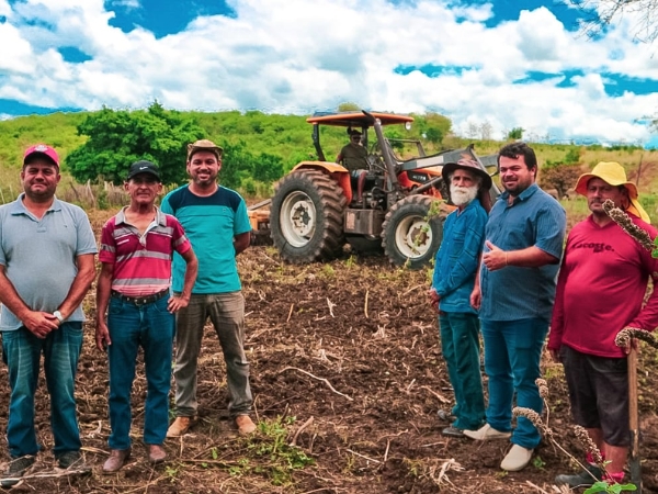 Iniciou-se no mês de novembro a aração de terra do Progama "Orgulho da Terra", destinado a agricultores familiares.
