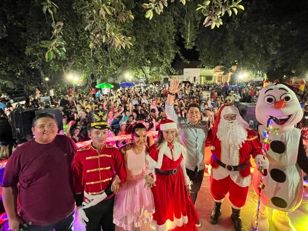 Um espetaculo natalino foi realizado neste dia 20 e contou com a presença de centenas de crianças.