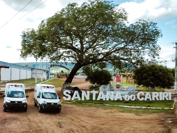 A Prefeitura de Santana do Cariri recebeu nesta madrugada (30) reforço para frota de ambulâncias do município.